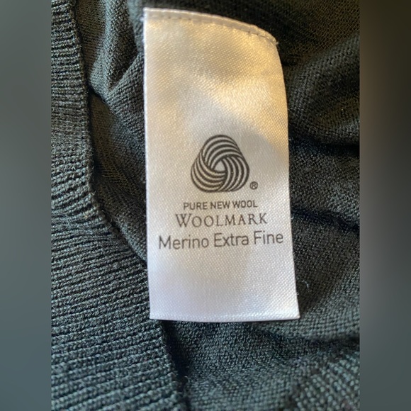 Lacoste Sweater EUC - Picture 5 of 5